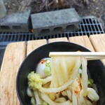 須崎食料品店 - 外のベンチで食べます。