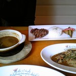 モンテ・イル・キャンティ - 奥はリブアイステーキのカレー（980円）