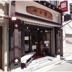 神名備 - 外観。そんなに行列はできないです。４人～１０人くらい。２時過ぎとか夜は待たずに座れる事も多いです。