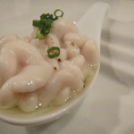 レンゲ - タパス盛合せ:紅アカリと金華ハムのパンケーキ、蛤のフリット 花山椒塩で、真鱈の白子のマリネ マルドンの塩で、四川風よだれ鶏、紅しぐれ大根のピクルス、大人のポテトサラダ1