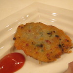 レンゲ - タパス盛合せ:紅アカリと金華ハムのパンケーキ、蛤のフリット 花山椒塩で、真鱈の白子のマリネ マルドンの塩で、四川風よだれ鶏、紅しぐれ大根のピクルス、大人のポテトサラダ2