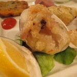 レンゲ - タパス盛合せ:紅アカリと金華ハムのパンケーキ、蛤のフリット 花山椒塩で、真鱈の白子のマリネ マルドンの塩で、四川風よだれ鶏、紅しぐれ大根のピクルス、大人のポテトサラダ3