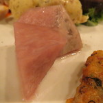 レンゲ - タパス盛合せ:紅アカリと金華ハムのパンケーキ、蛤のフリット 花山椒塩で、真鱈の白子のマリネ マルドンの塩で、四川風よだれ鶏、紅しぐれ大根のピクルス、大人のポテトサラダ4