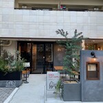 KokoFLAT cafe Hommachi - テラス席を囲む植物が目印