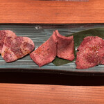 Yakiniku HONMA - 牛タン食べ比べ。一番左は裏タンとか。それぞれ食感が違くて、それぞれ美味しかったです。