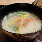 茜坂大沼 - 海老芋と蓮根饅頭 白味噌仕立て
      白味噌が淡い味わい、昆布出汁がしっかりと感じられまろやかなお椀です。
      海老芋は柔らかく、蓮根饅頭のシャキッとした食感とほのかな甘み、柚子の香りも良く美味しいです♪