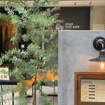 KokoFLAT cafe Hommachi - 店頭にはメニューやオススメも★