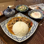 Shitai - Aセットの鶏とバジル炒めご飯1068円