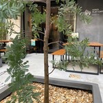KokoFLAT cafe Hommachi - 緑に囲まれたテラス席