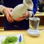 魚三酒場 - あつ燗は大徳利から注がれます。