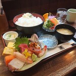 Kaisen Kura - 海鮮生ちらし丼 (大盛) 2,420円(税込)