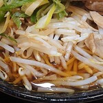 牛もつ煮込みと極太肉そば 権三 - 極太肉そば 権三 西葛西店 スタミナ肉そば モヤシもたっぷりトッピング～