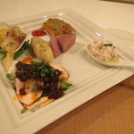 レンゲ - タパス盛合せ:紅アカリと金華ハムのパンケーキ、蛤のフリット 花山椒塩で、真鱈の白子のマリネ マルドンの塩で、四川風よだれ鶏、紅しぐれ大根のピクルス、大人のポテトサラダ7