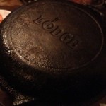 ミニヨン　坂ノ上 - 大きなダッチオーブンの蓋を取ると