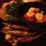 ミニヨン　坂ノ上 - 自家製燻製料理の盛り合わせ（厚切りベーコン、ししゃも）