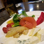 清加和 - 燻製とチーズ盛り（〆黒鯛と赤カブ漬）