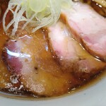 櫻井中華そば店 - 吊るし焼きのバラと肩ロースが2枚づつ。