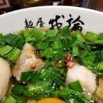 麺屋 我論 - ニラ麺＋メーカーズマーク半熟煮卵