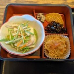 上州 田舎屋 - サラダ、香の物、煮物