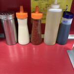 ラーメン二郎 - 卓上調味料