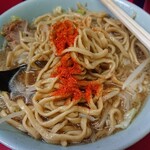 ラーメン二郎 - 麺に一味唐辛子