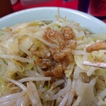 ラーメン二郎 - ヤサイに甘い脂をのせて食べます。