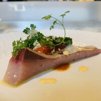 La Brianza - ③：寒鰤（鳥取産）のカルパッチョと鮪（中トロ：長崎産）の炙り、アメーラトマト、柚子のエスプーマ、2種のソース（雲丹、カラスミ）