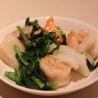 老香港酒家京都 - 海鮮三品と季節野菜の炒め物