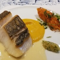 しまなみふれんち Murakami - ⑦炭火焼き真名鰹(愛媛県大島産、2kg)、クミン&人参ペーストのソースと白ワイン&バターのソースのWソース、針人参のソテー、青檸檬(愛媛県岩城島産)の塩漬け添え