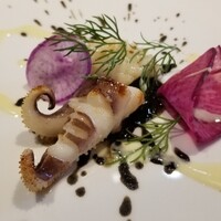しまなみふれんち Murakami - ④甲烏賊(別称:墨烏賊)(愛媛県産)のソテー、烏賊腸&烏賊墨&蜂蜜ビネガーのソース、紅大根&チョリソー添え
                      産卵期は春～初夏、旬は冬～春、寿命1年
                      加熱しても硬くなり難く甘みと旨みがある