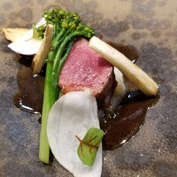 しまなみふれんち Murakami - ⑧炭火焼き黒毛和牛(千葉県産)ステーキ、菖蒲蕪、スティックブロッコリー(愛媛県岩城島産)、真菰竹(マコモタケ)(愛媛県今治産)、セルフィーユの根っ子