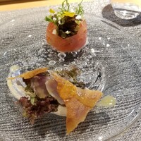 しまなみふれんち Murakami - ③寒鰆(愛媛県魚島産、3kg超)の藁焼きのタタキ、馬鈴薯チップ、牛蒡ピューレ&ブラッドオレンジのソース添え、馬鈴薯&トマト&ハーブ(愛媛県三条市産)のサラダ