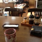 Kasuriya - テーブル席と日当たりの良い座敷