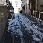 一〇そば - 路地にはまだ雪が...