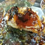 Okonomiyaki Puraza - 麺は軟らかめ、キャベツの優しい甘みが拡がりますが、蓋をする分だけ水分が多め。 
                        てっちゃんオリジナルソースはおたふくお好み焼きソースの甘さとは異なり少し辛め、酸味もあります。