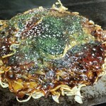 Okonomiyaki Puraza - プラザモダン焼き(豚バラ肉、のしいか、砂ずり)
                        ・蒸し麺
                        ・オリジナルブレンドソース
                        　【三原のテングソースがベース】
                        ・焼き方:ヘラで押さえない
                        ・焼き上がりの形:平たく綺麗な焼き上がり