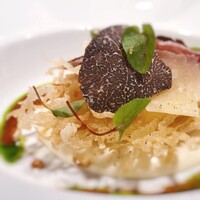 ラトリエ ドゥ ジョエル・ロブション - パルメザンチーズのエスプーマにパートブリックのフリットを纏った半熟卵と黒トリュフを乗せて