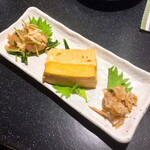 三酉屋 - コースの先付けは鶏わさ、玉子焼き、梅水晶