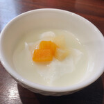 中国料理 峨嵋山 - 締めの杏仁豆腐は手抜きなし、さっぱりとして美味しいです