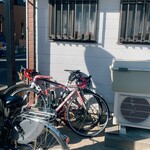 中国料理 峨嵋山 - お店の横にロードバイクを停めます