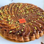 アルノー・ラエール 広尾本店 - ガレットデロワ(ピスターシュ ジャンドゥージャ)