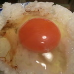たかはしたまご - しょうゆを垂らしてみる