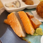 ウチワラベ - 鮭刺身四種(刺身・仕込み醤油漬け・皮目炙り ※昆布締めはこの下)UP