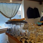 食堂カウ - カウンター上にところせましとグラスが並んでます