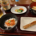 会津の台所あがらんしょ - 鮭といくらの丼、つくねの串焼き、茸芋汁、漬物、一番搾りキリンビール