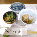 活魚料理 いか清 - お通しは2品。小松菜？のお浸しとバイ貝の煮付け。さあ日本酒を頼まなくては