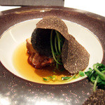 フロリレージュ - クリスマスメニュー(7350円・サ別)の牛肉のスープ、黒トリュフ、フォアグラのロッシーニ