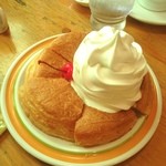 コメダ珈琲店 - シロノアール、ミニじゃないとこんなに大きいのか！パンも美味しい。