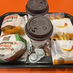 バーガーキング  - ワッパーチーズJr.セットとアボカドバーガーセットには各々ポテトとドリンクが付いて￥550