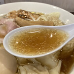 麺屋 七利屋 - 綺麗な色のスープ